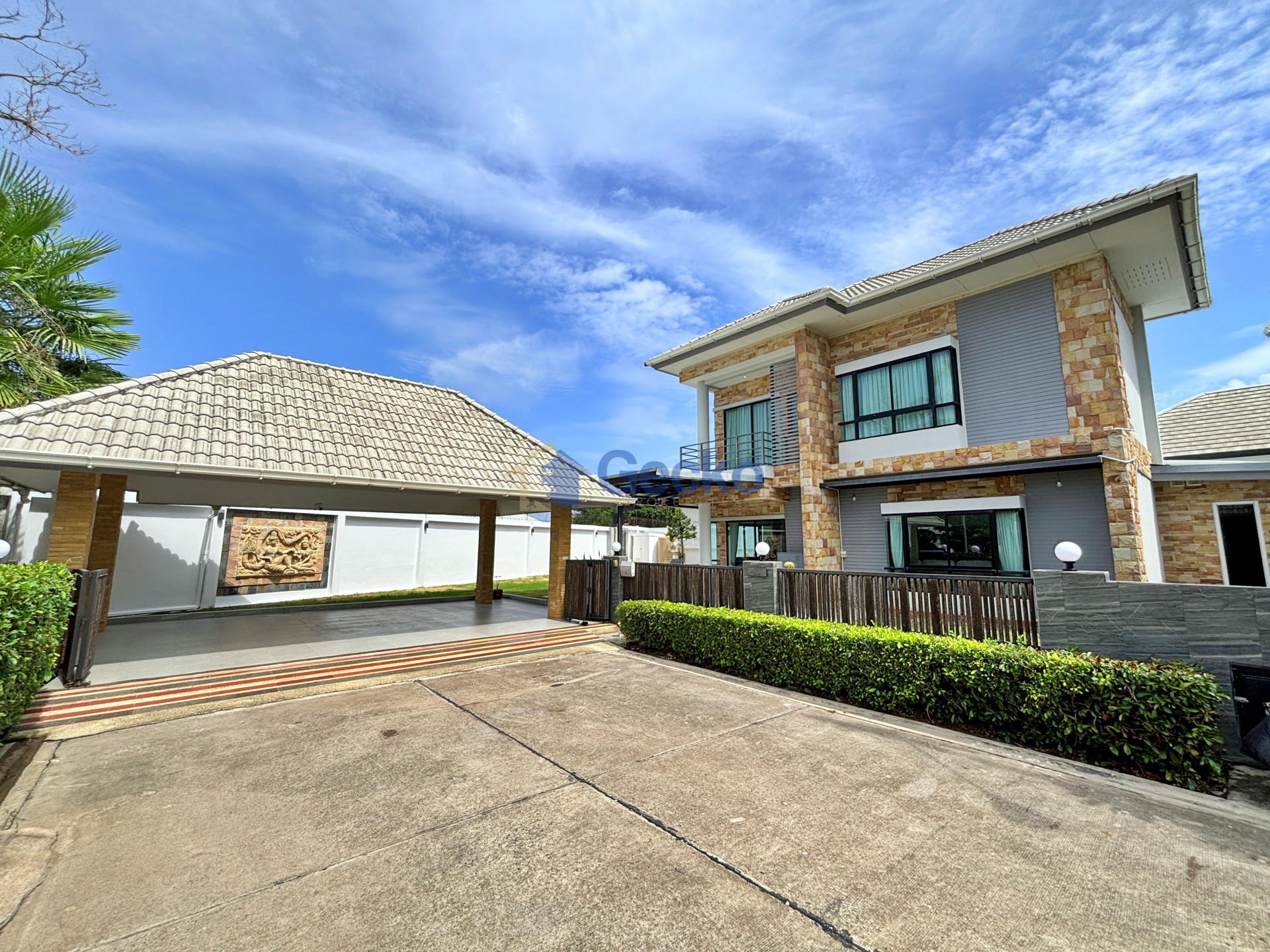 3 Bedrooms House in Patta Village  East Pattaya H012284