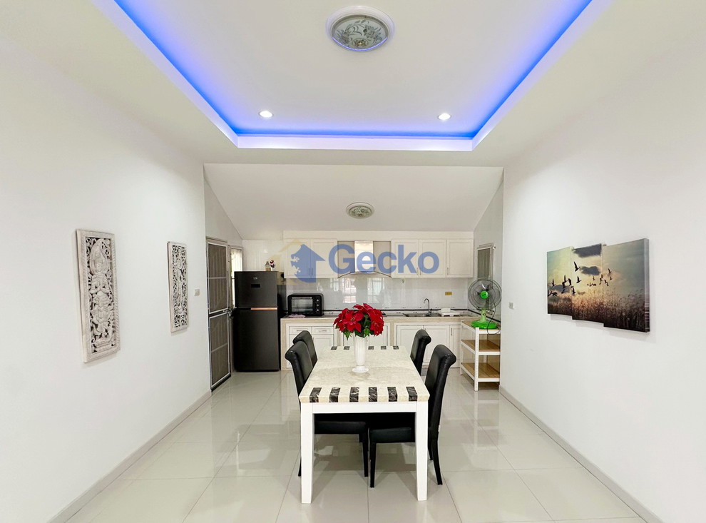 3 Bedrooms House in Chokchai Village 10  East Pattaya H013695 (Photo 4)