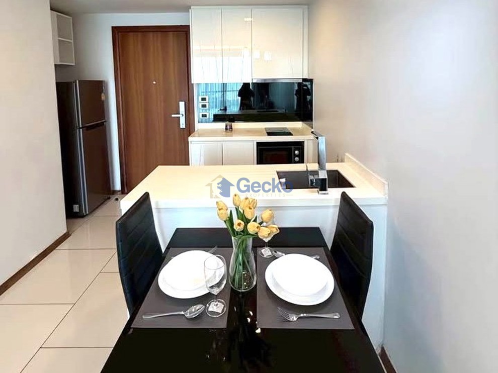 1 Bedroom Condo in The Peak Towers Pratumnak C013706 (Photo 2)