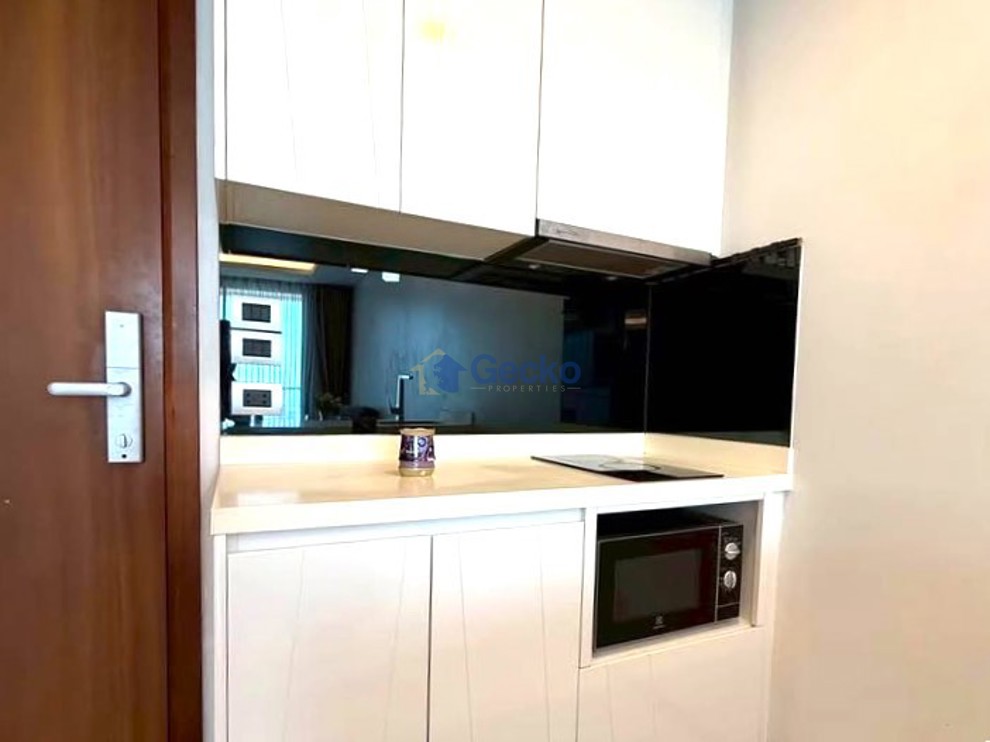 1 Bedroom Condo in The Peak Towers Pratumnak C013706 (Photo 3)