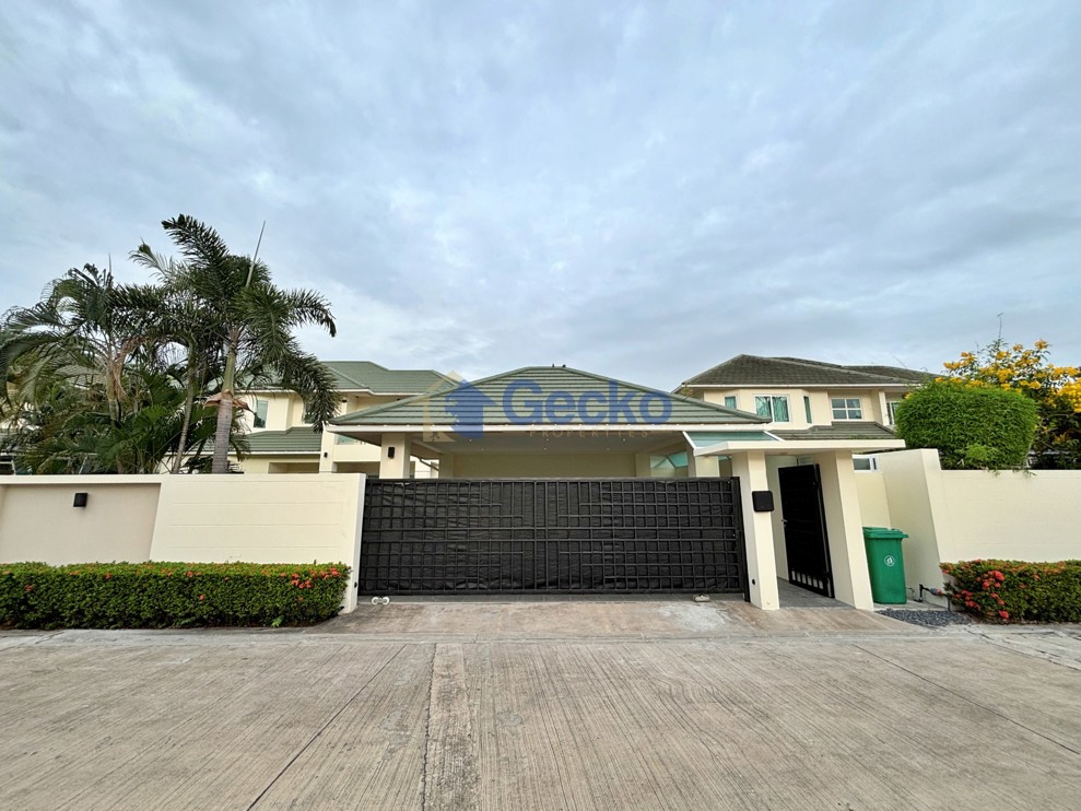 4 Bedrooms House in Green Field Villa 5  East Pattaya H013708 (Photo 1)