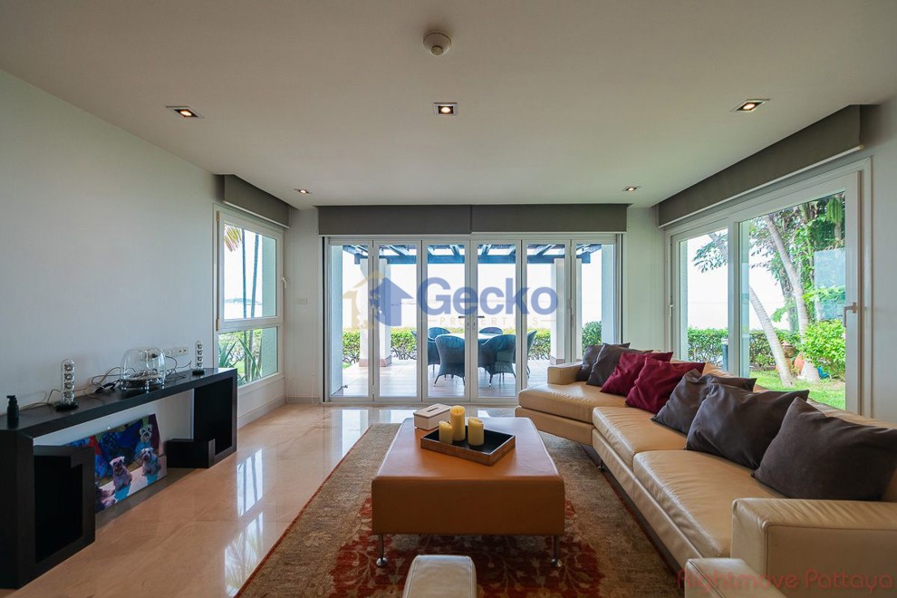 3 Bedrooms Condo in Baan Rimpha North Pattaya C013718 (Photo 3)