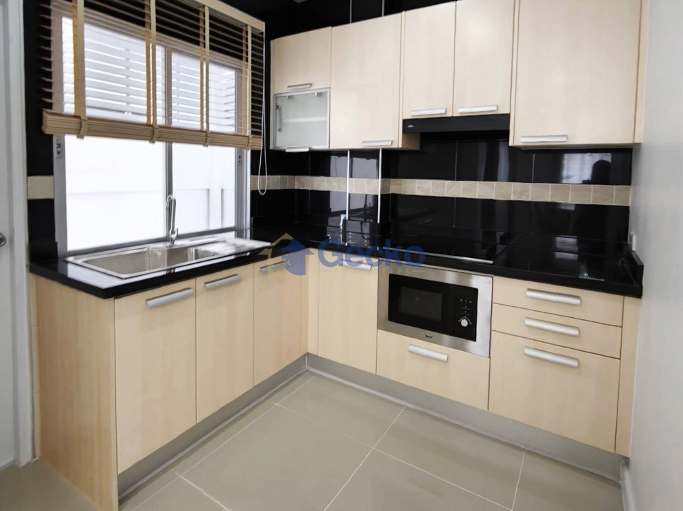 House in Patta Village  East Pattaya H013719 (Photo 3)