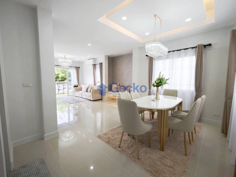House in Patta Village  East Pattaya H013719 (Photo 2)