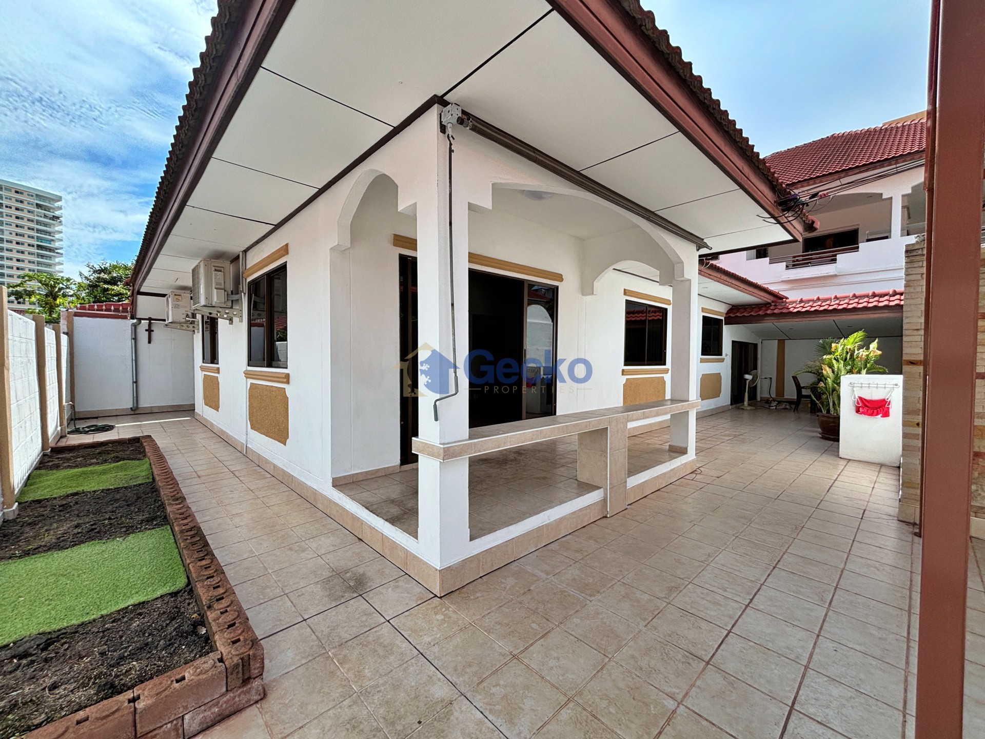 2 Bedrooms House in Royal Park Village  Jomtien H013720