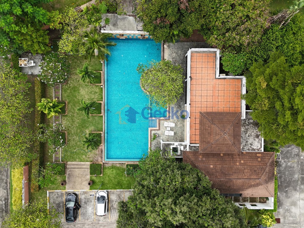 4 Bedrooms House in Baan Anda  East Pattaya H013729 (Photo 1)