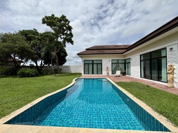 4 Bedrooms House in Baan Anda  East Pattaya H013729
