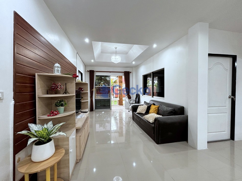 3 Bedrooms House  East Pattaya H013744 (Photo 4)