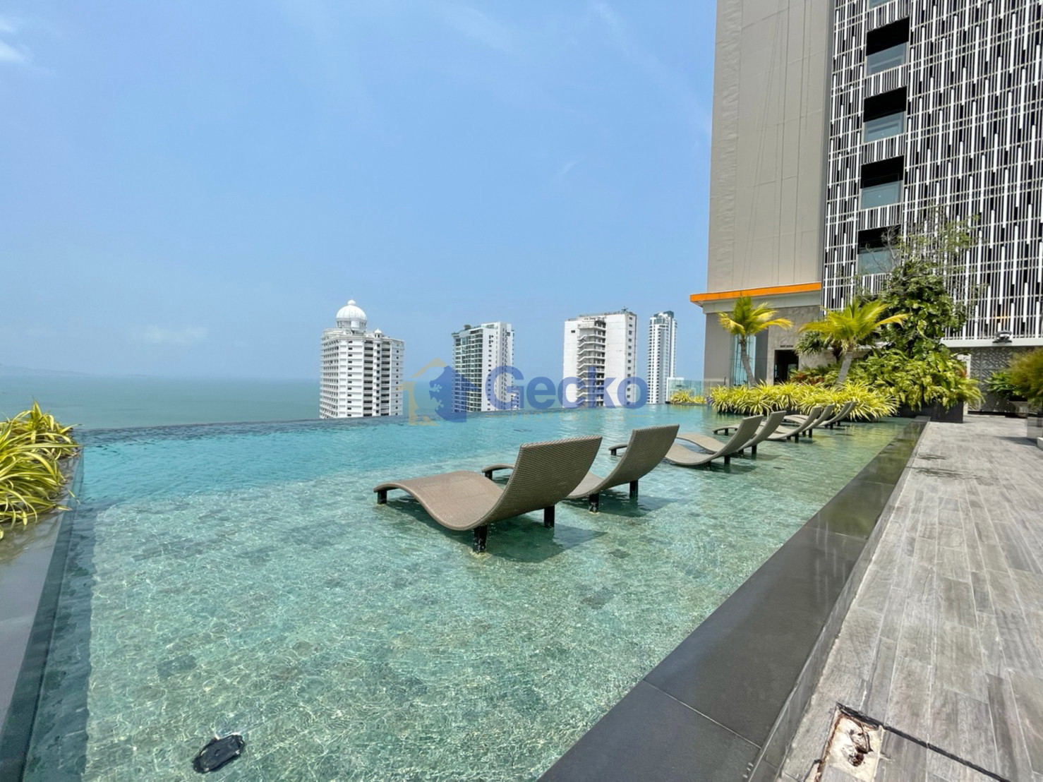 1 Bedroom Condo in The Riviera Wong Amat Beach Wongamat C013753