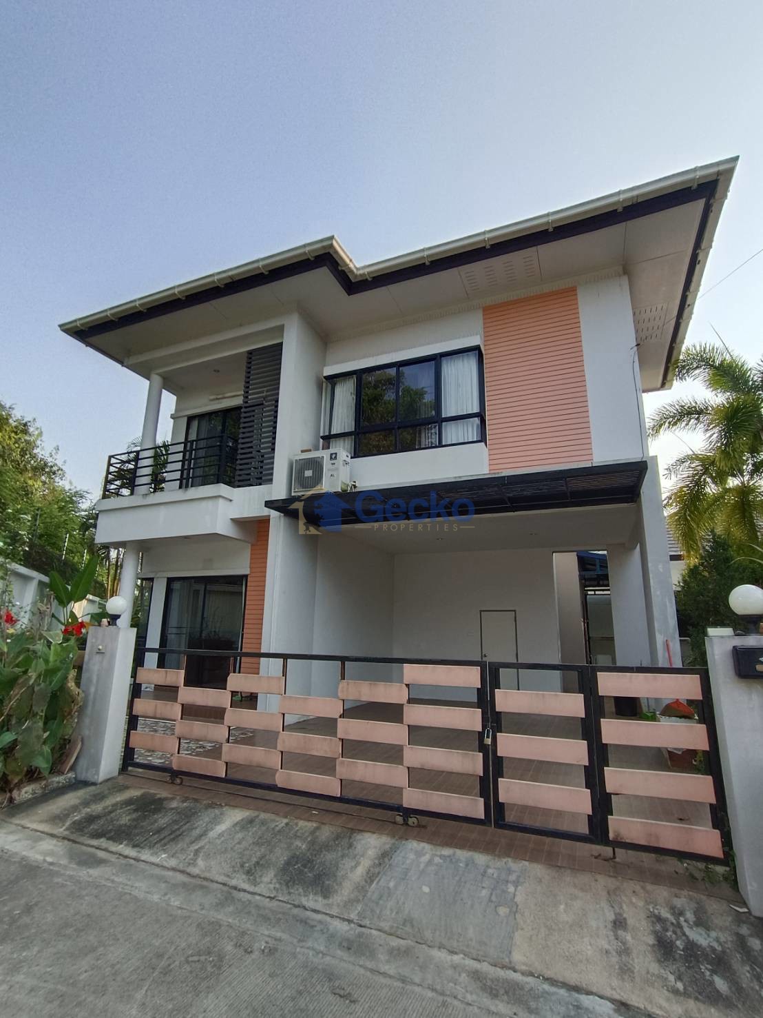 3 Bedrooms House in Patta Village  East Pattaya H013773