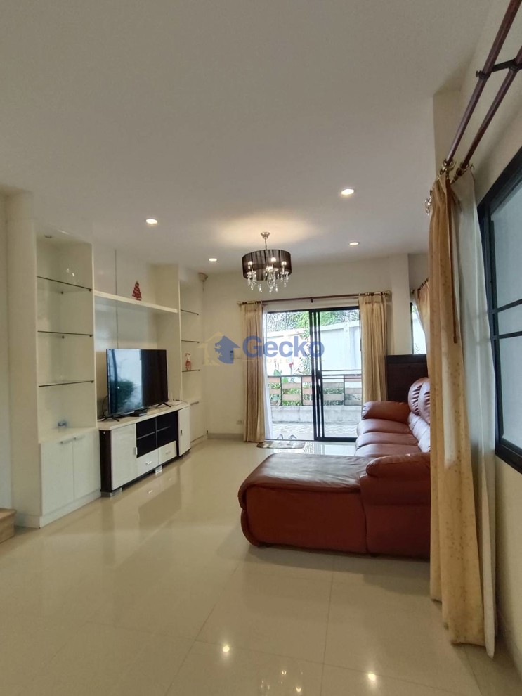 3 Bedrooms House in Patta Village  East Pattaya H013773 (Photo 2)