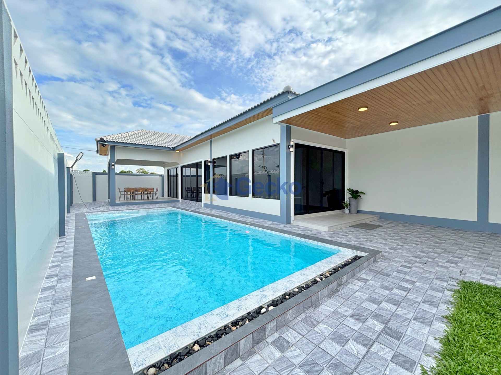 4 Bedrooms House  East Pattaya H013785