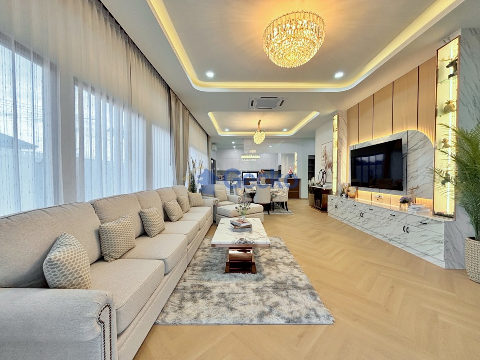 4 Bedrooms House  East Pattaya H013785 (Photo 1)
