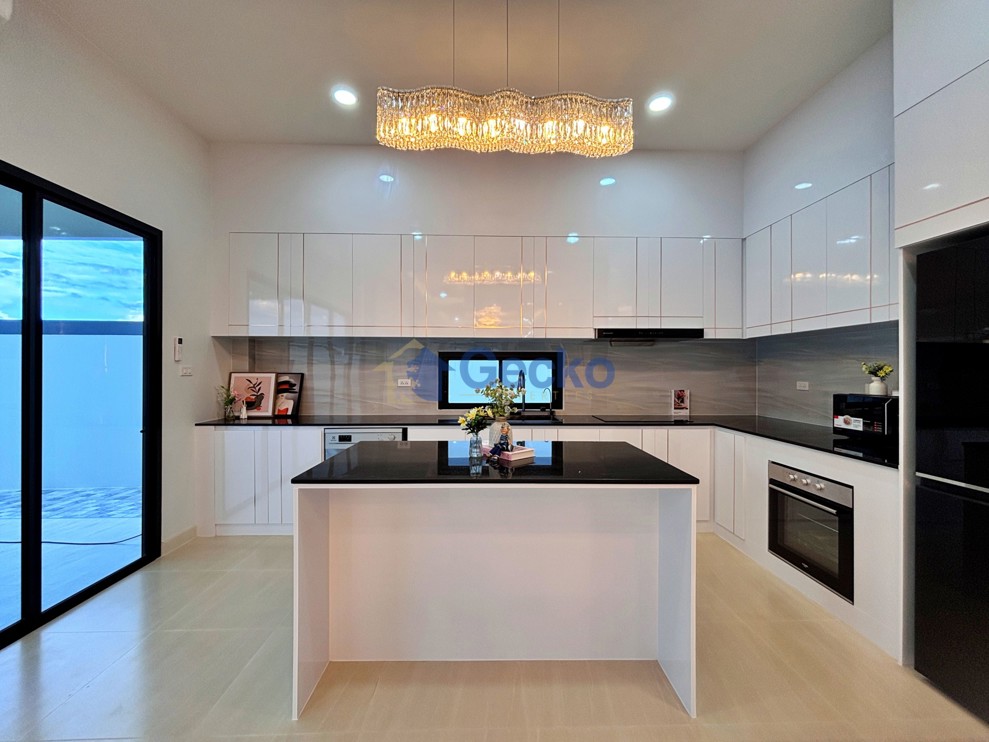 4 Bedrooms House  East Pattaya H013785 (Photo 3)