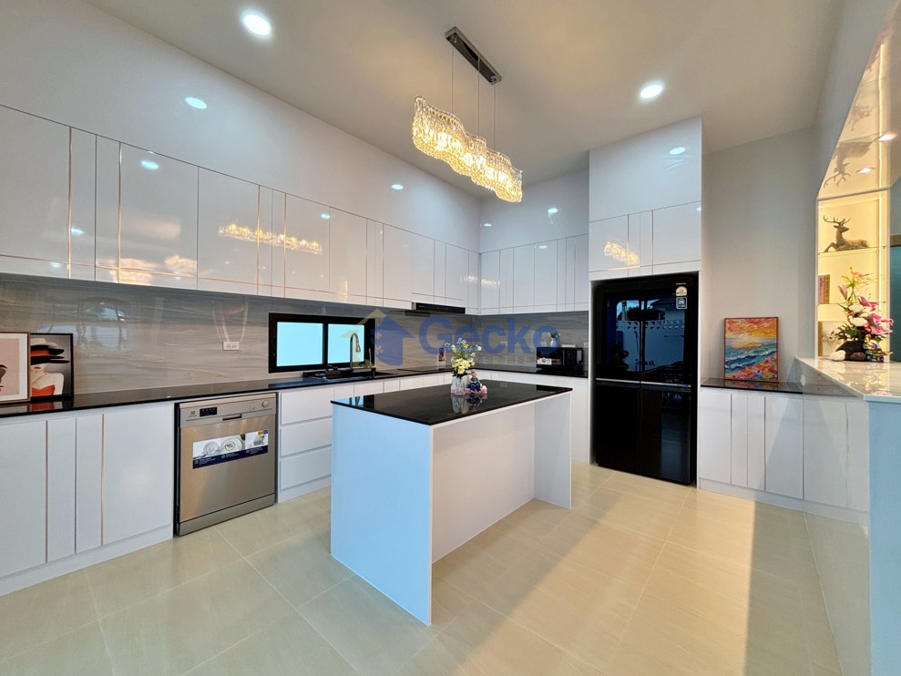 4 Bedrooms House  East Pattaya H013785 (Photo 4)