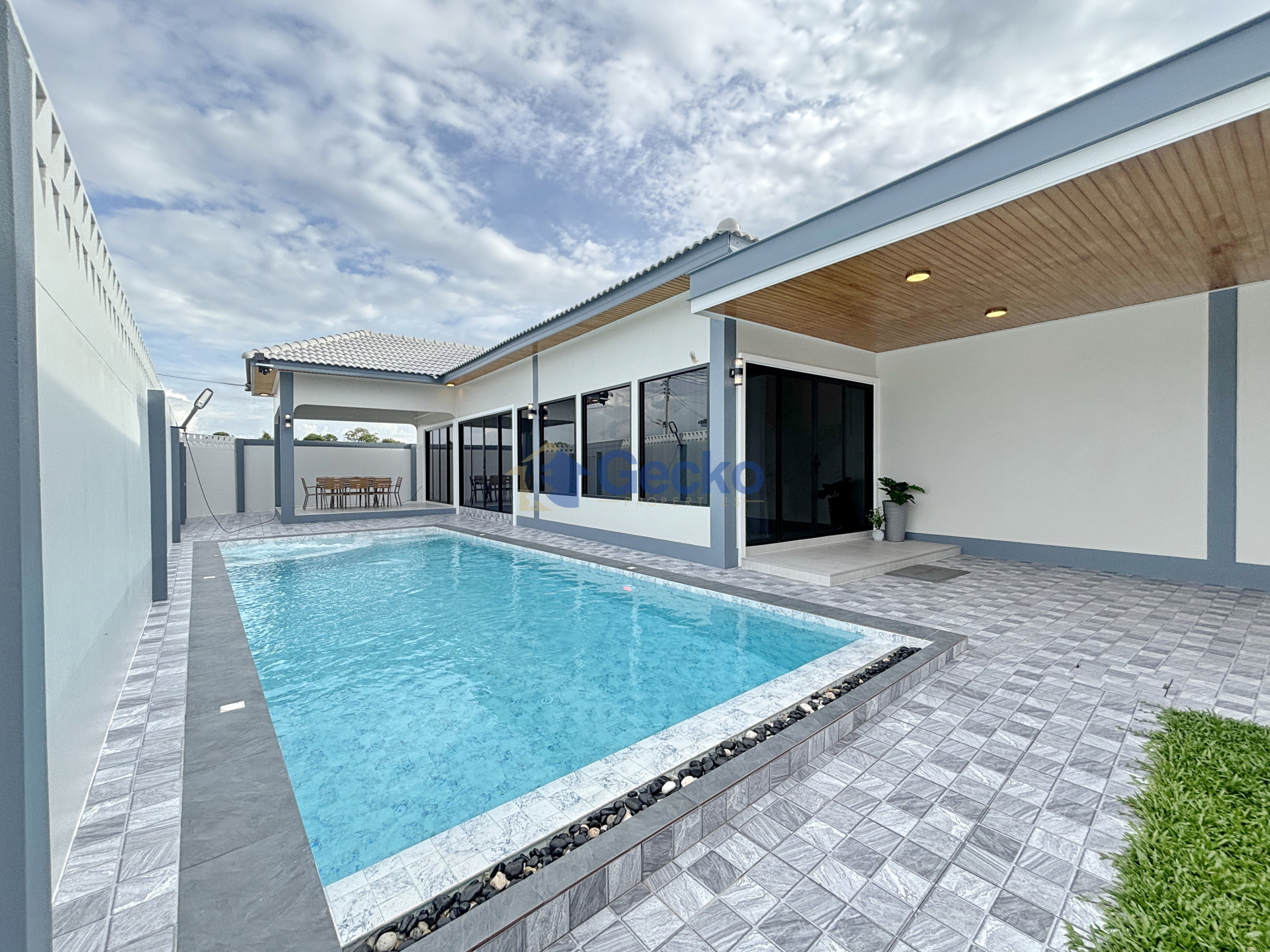 4 Bedrooms House  East Pattaya H013786