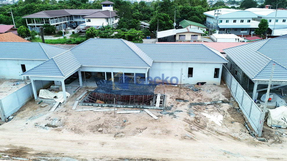4 Bedrooms House  East Pattaya H013786 (Photo 3)