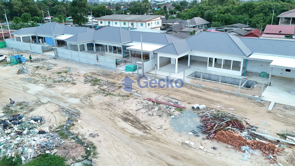 4 Bedrooms House  East Pattaya H013786 (Photo 2)