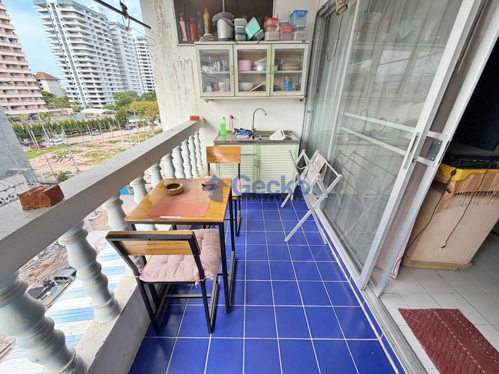 Studio Condo in Ruamchok Condo View 5 Pratumnak C013799 (Photo 1)