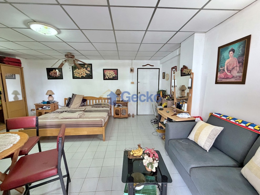 Studio Condo in Ruamchok Condo View 5 Pratumnak C013799 (Photo 4)