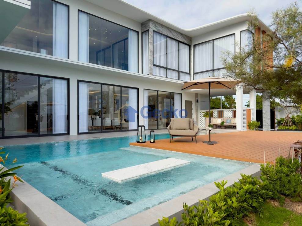 5 Bedrooms House  East Pattaya H013813 (Cover Photo)