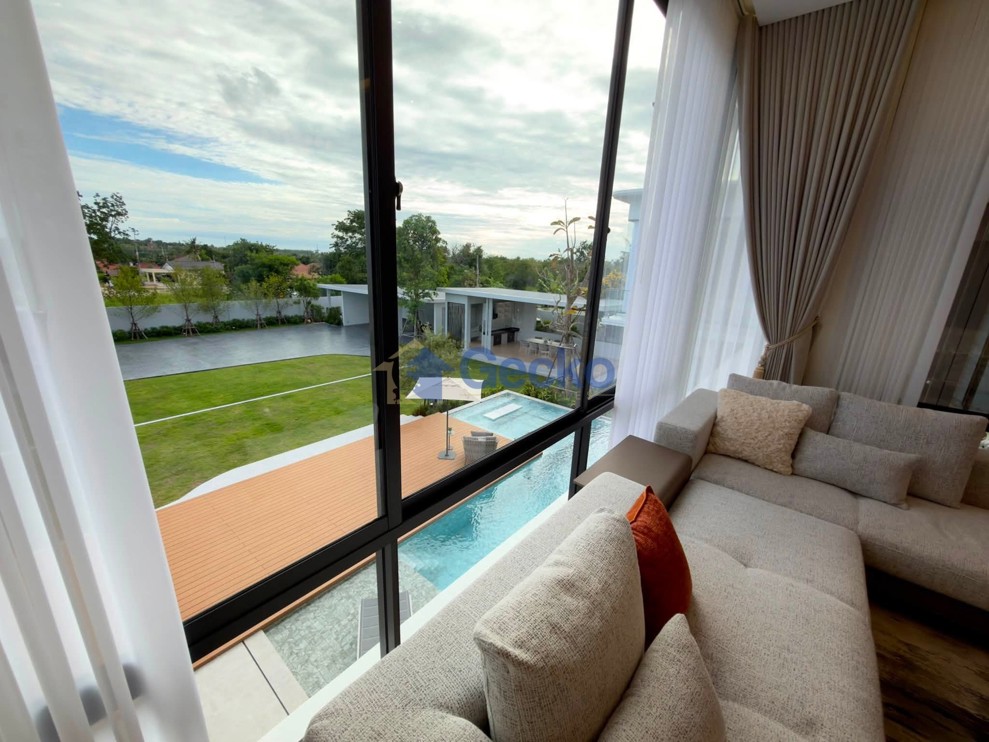 5 Bedrooms House  East Pattaya H013813 (Photo 3)