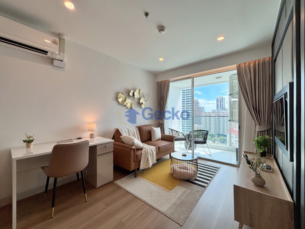 1 Bedroom Condo in Sky Residences Pratumnak C013828 (Photo 3)